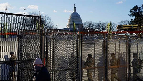 சுப்ரீம் கோர்ட்டுக்கு வெடிகுண்டு மிரட்டல்.. வாஷிங்டனில் குவிக்கப்பட்ட ஸ்னைப்பர்கள்.. மாஸ் பாதுகாப்பு