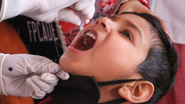 குழந்தைகளுக்கு போலியோ சொட்டு மருந்திற்கு பதில் சானிடைசர்.. மகாராஷ்டிராவில் பெரும் குழப்பம்