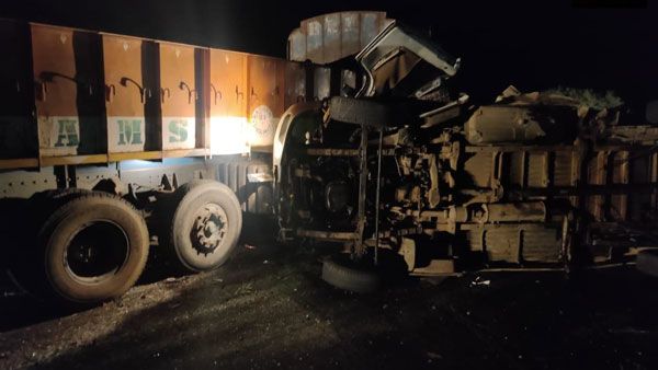 ஆந்திராவில் சோகம்... வேன்-லாரி மோதியதில் 14 பேர் உடல்நசுங்கி உயிரிழப்பு!