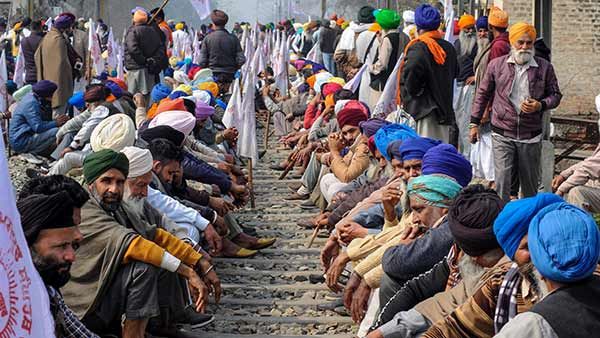 நாடு முழுவதும் விவசாயிகள் ரயில் மறியல் போராட்டம்... பல இடங்களில் ரயில் சேவை நிறுத்தி வைப்பு!