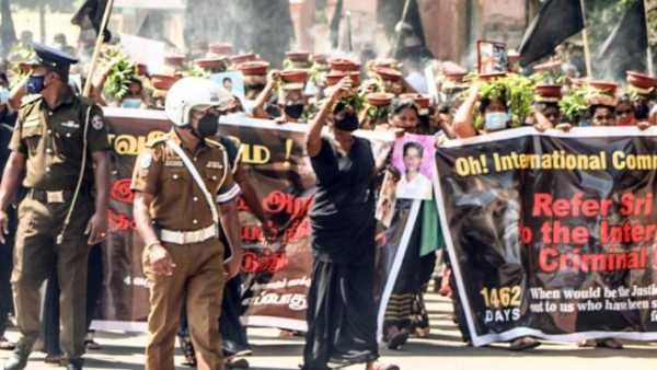 இலங்கை: காணாமல் ஆக்கப்பட்டோருக்கு நீதி கோரி கிளிநொச்சியில் பெண்கள் பிரமாண்ட தீச்சட்டிகள் பேரணி