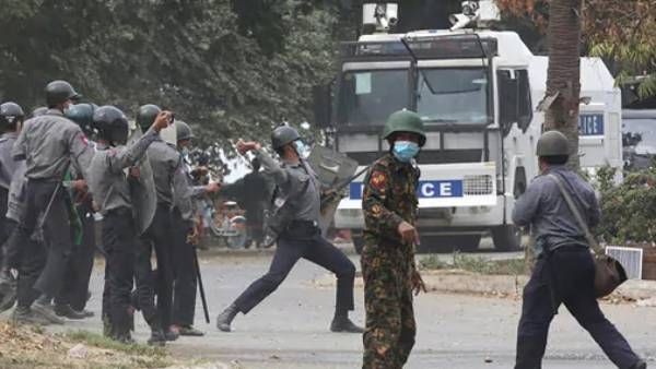 என்ன நடக்கிறது மியான்மரில்?.. ராணுவத்தின் பக்கத்தையே கட்டம் கட்டித் தூக்கிய பேஸ்புக்