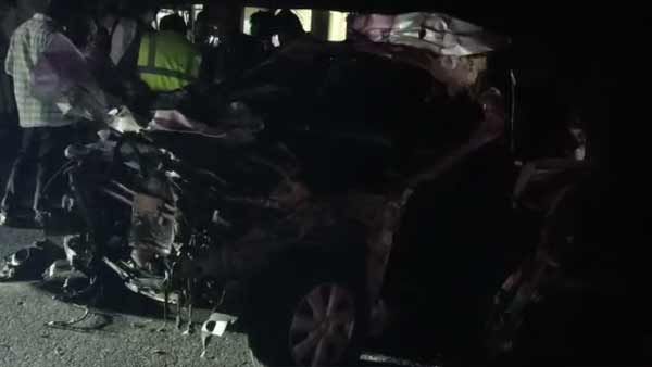 மதுராந்தகம் அருகே சாலை விபத்தில் சிக்கி ஒரே குடும்பத்தை சேர்ந்த 3 பேர் உள்பட 5 பேர் பலி