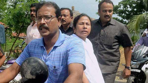 பெட்ரோல், டீசல் விலை உயர்வுக்கு எதிர்ப்பு: எலக்ட்ரிக் ஸ்கூட்டரில் பயணம் செய்த மம்தா பானர்ஜி!