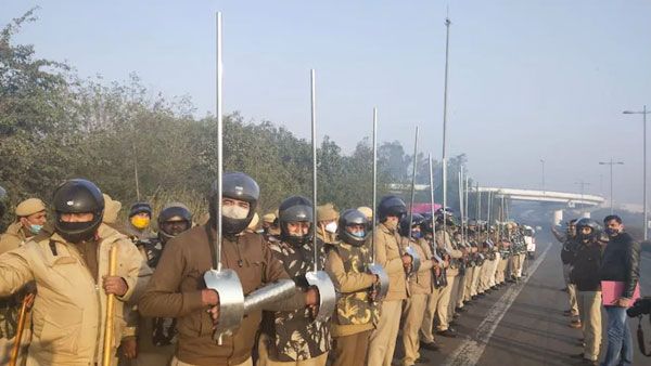 நாங்களும் தயார்...நீண்ட வாளுடன்...டெல்லி எல்லையில் குவிக்கப்பட்ட போலீஸ்