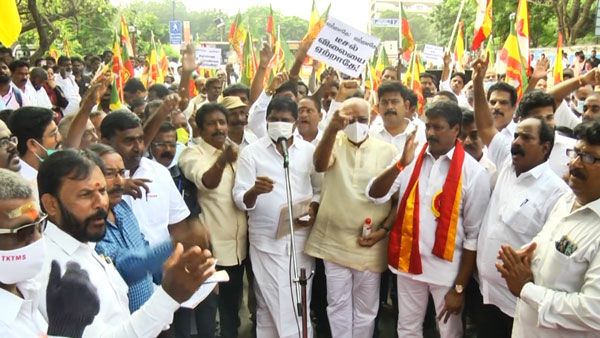 பெட்ரோல், டீசல் விலையேற்றத்தால் இரும்பு, சிமெண்ட் விலையும் உயர்வு! வீதிக்கு வந்த கட்டுமான அமைப்பினர்