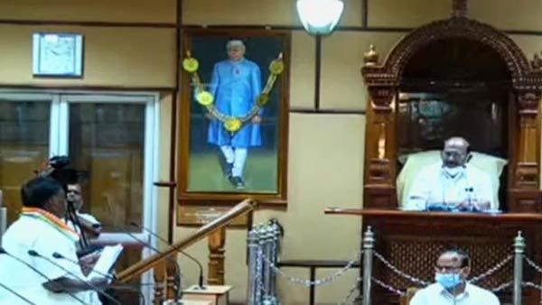 புதுச்சேரியில் கவிழ்ந்த காங்கிரஸ் ஆட்சி.. சட்டசபையில் ஆளும்-எதிர்க்கட்சி எம்எல்ஏக்கள் காரசார வாதம்