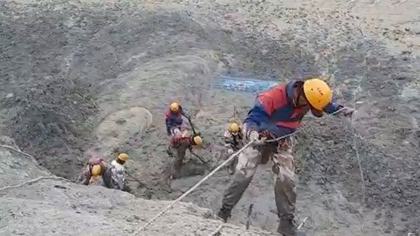 சமோலியில் தபோவனம் அணை அருகே சுரங்கத்தை சூழ்ந்த வெள்ளம்.. சிக்கிய 16 தொழிலாளர்கள் மீட்பு!