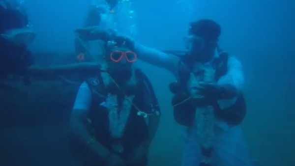 நீலாங்கரை அருகே ஆழ்கடலில் நீந்திய படி திருமணம் செய்த ஜோடி.. ஆழ்கடல் செடிகளில் மணமேடை!
