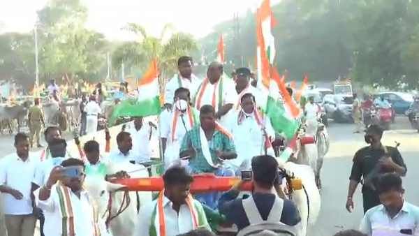 பாஜக.,வுக்கு எதிராக போராட்டம்... மாட்டுவண்டி ஓட்டிய புதுச்சேரி முதல்வர் நாராயணசாமி