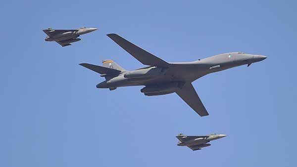 ஏரோ இந்தியா 2021... அமெரிக்காவின் அதி நவீன போர் விமானத்துடன்... சீறிப் பாய்ந்த இந்தியாவின் தேஜாஸ்