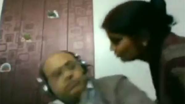 ஜூம் மீட்டிங்கில் கணவர்.. அது தெரியாமல் முத்தம் கொடுக்க நெருங்கிய மனைவி.. கலகல வீடியோ!