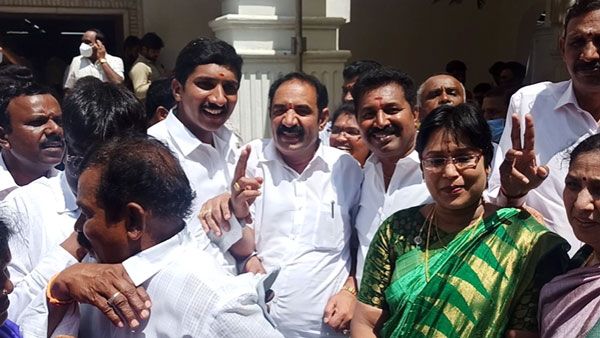 அதிமுகவில் 8,000 பேருக்கு ஒரே நாளில் நேர்காணல்... ஜனநாயகம் படும்பாடு இருக்கே-கூட்டணி சகவாசம் அப்படி!