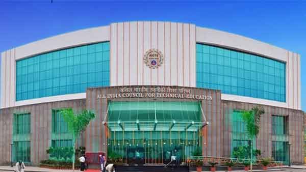 பிஇ,பிடெக் படிக்க பிளஸ் டூவில் 45% மார்க் போதும்... கணக்கு, இயற்பியல் கட்டாயமல்ல - ஏஐசிடிஇ