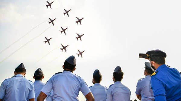 இலங்கை விமானப் படையின் 70-வது ஆண்டு- கொழும்பு வான்பரப்பில் சாகசம் நிகழ்த்திய இந்திய விமானங்கள்