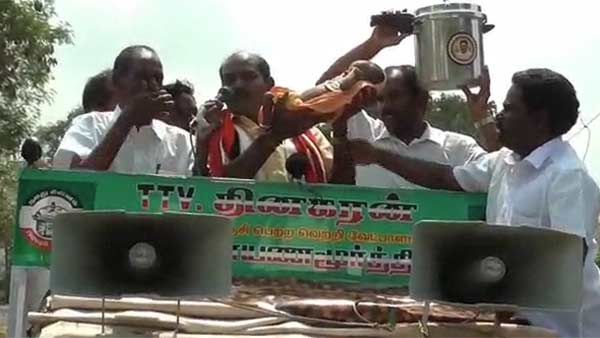 'அந்த குழந்தையே நீங்க தான் சார்'... 'க்யூட்' பேபிக்கு 'தினகரன்' என்று பெயர்.. 'பலே' அமமுக வேட்பாளர்