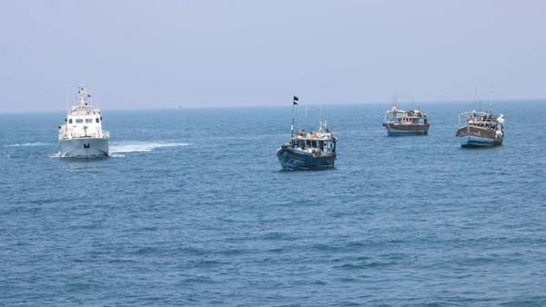 கேரளா: அரபிக் கடலில் அதிரடி... ஆயுதங்கள், ஹெராயின் கடத்திய இலங்கை படகு சிக்கியது- 6 சிங்களர் கைது