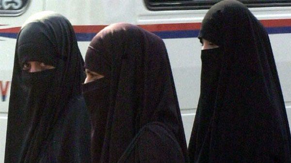 பொது இடங்களில் புர்கா அணிய தடை... நிறைவேறியது புதிய சட்டம்