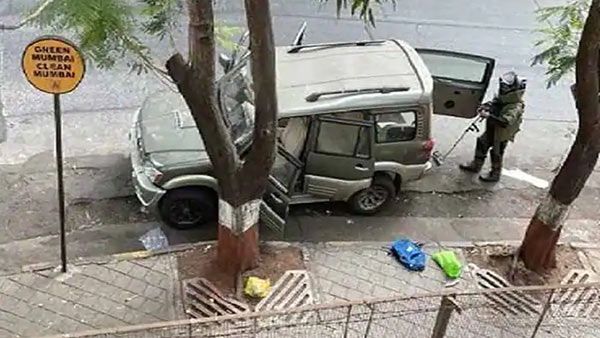 முகேஷ் அம்பானி வீட்டின் அருகே வெடிபொருட்களுடன் நின்ற காரின் உரிமையாளர் மர்ம மரணம்!