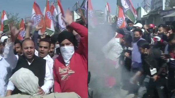 வெடித்தது கலகம்- ஜம்முவில் குலாம் நபி ஆசாத் கொடும்பாவி எரித்த காங். தொண்டர்கள்