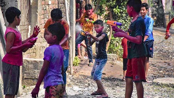 வண்ணமயமான ஹோலி கொண்டாட்டம் - கொரோனாவால் பல மாநிலங்களில் களையிழந்தது