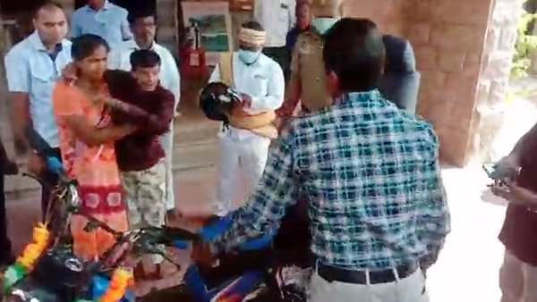 மாற்றுத்திறனாளி மகனை சுமந்து சென்ற தாய்.. உருகிய கலெக்டர் செய்த பேருதவி... இதயங்களை வென்ற அன்பழகன்!