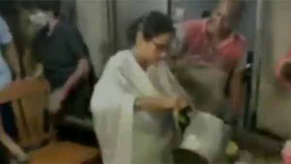 நம்ம ஊர்ல டீ தானே குடிக்கறாங்க... மேற்கு வங்க முதல்வர் மமதா டீ போட்டு அசத்தல் - செம ஸ்கோர்