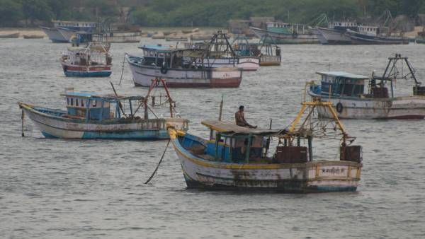 இலங்கை கடற்படை அட்டூழியம்.. எல்லை தாண்டி மீன்பிடித்ததாக தமிழக, புதுவை மீனவர்கள் 54 பேர் சிறைபிடிப்பு