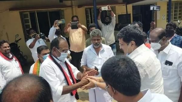 களத்தில் மோதல்.. நேரில் பாசம்.. வேட்பாளர்கள்-னா இப்படி இருக்கணும்! கொடுத்து வச்ச மக்கள்