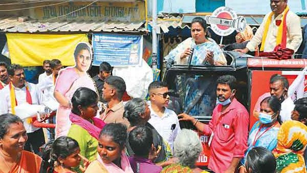 டார்ச் லைட் சின்னத்திற்கு ஓட்டு கேட்ட ராதிகா...'சித்தி' என்று கூப்பிட்டு சந்தோஷப்படுத்திய சிறுவர்கள்