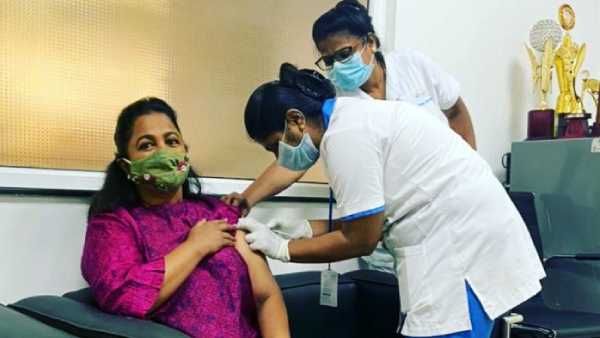 நான் தடுப்பூசி போட்டுக் கொண்டேன்.. நீங்களும் போட்டுக்கோங்க.. ராதிகா சரத்குமார்!