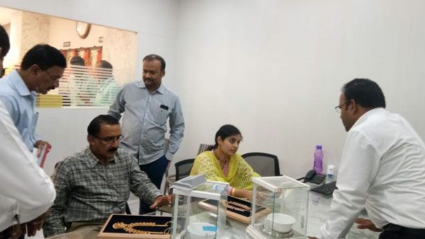 வரி ஏய்ப்பு புகார்.. தமிழகம் முழுவதும் லலிதா ஜுவல்லரி கடைகளில் ஐடி ரெய்டு!