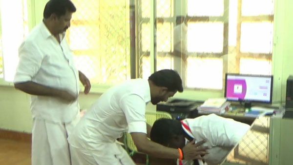 ஓபிஎஸ் மகனின் காலில் விழுந்து ஆசிர்வாதம் வாங்கிய எம்எல்ஏ.. என்ன காரணம்.. பரபரக்கும் அதிமுக