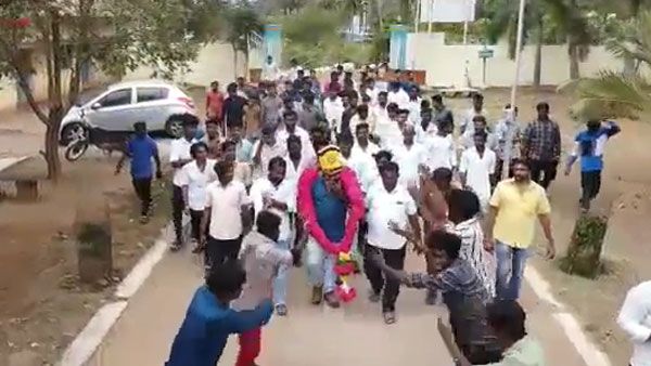 ஒரு பக்கம், பியூட்டி பார்லர் பெண்கள்.. இப்போ குத்தாட்டம்.. 