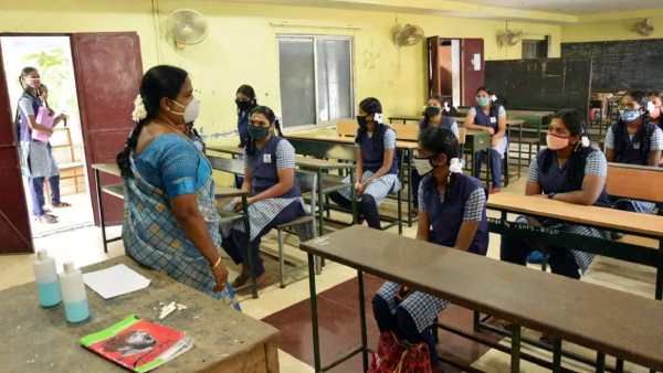 கொரோனா கட்டுப்பாடுகளுடன் 12-ம் வகுப்புகள் மட்டும் தொடர்ந்து நடைபெறும் - தமிழக அரசு