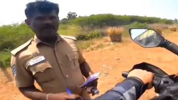 இதுதான் தமிழ்நாடு போலீசின் மனித நேயம்.. கர்நாடகா பைக்கரை தடுத்து நிறுத்தி செய்ததை பாருங்க.. வீடியோ