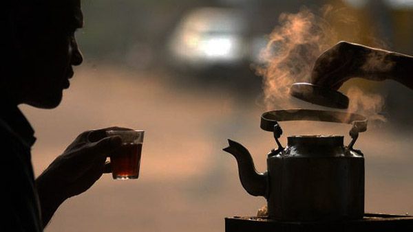 கூரை கூட கிடையாது.. குடையின் கீழ் டீக்கடை.. 155 வகையான டீ..ஒரு கப் டீயின் விலை ரூ 1000.. அடேங்கப்பா!