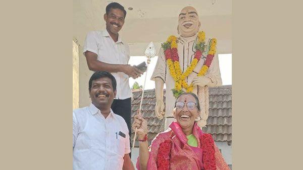 பூங்கோதைக்கு பரிசளிக்கப்பட்ட வேல்... ஆலங்குளத்தில் பரபரக்கும் இறுதிக்கட்ட பரப்புரை..!