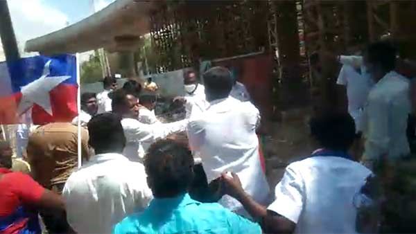 அம்பேத்கர் சிலைக்கு மாலை அணிவிப்பீங்களோ?பாஜகவினரை கல்,கம்புகளால் அடித்து ஓட ஓட விரட்டிய மதுரை விசிக