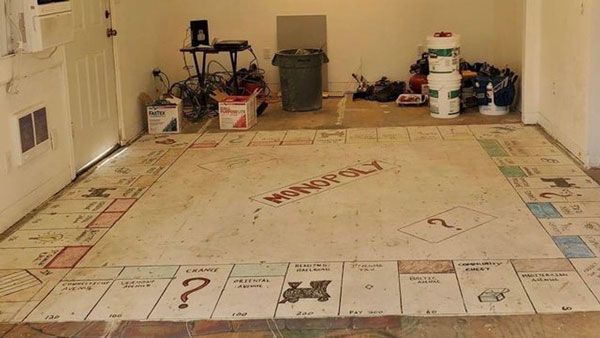 கார்பெட்டைத் தூக்கிப் பார்த்தா... என்னா ஒரு புத்திசாலித்தனம்.. செம தம்பதி!