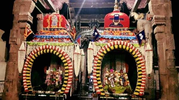 மதுரை சித்திரை திருவிழா -  மீனாட்சி சுந்தரேஸ்வரர் பிரியாவிடை அம்மன் ஆடி வீதிகளில் சட்டத்தேரில் உலா 