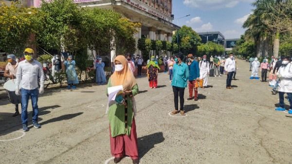 அம்மாடியோவ்.. ஒரு கொரோனா நோயாளி.. இத்தனை பேருக்கு நோயை பரப்புகிறாராம்.. சமூக இடைவெளி முக்கியம்!