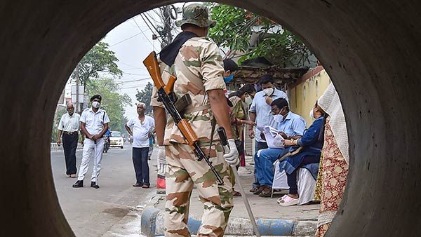 மேற்கு வங்க தேர்தலில் பெரும் வன்முறை.. சிஆர்பிஎப் வீரர்கள் சுட்டதில் 4 பேர் பலி