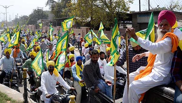 முக்கிய நெடுஞ்சாலைகளை முடக்கிய விவசாயிகள்... அடுத்த கட்டத்திற்கு செல்லும் விவசாயிகள் போராட்டம்