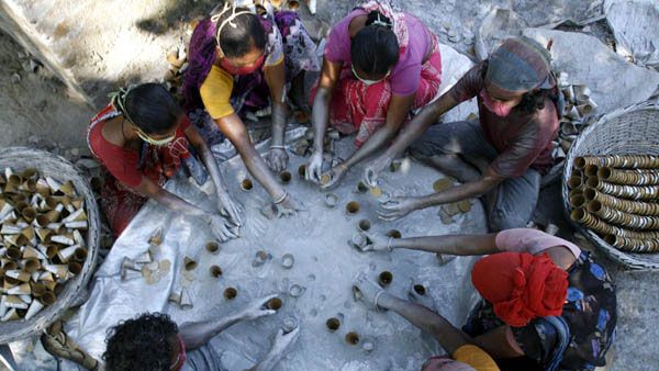 சிவகாசி பட்டாசு ஆலை வெடி விபத்தில் உடல் கருகி தொழிலாளி பலி - 2 பேர் கைது