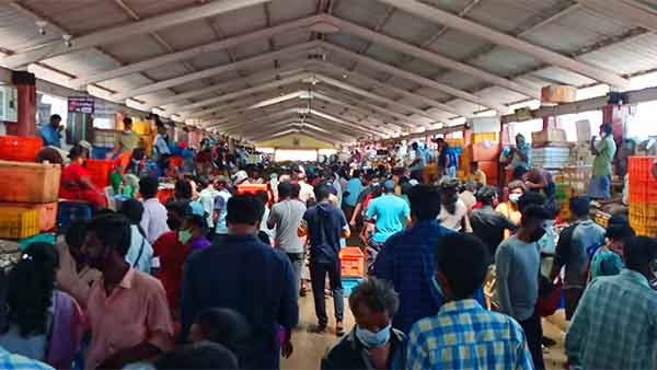 கொரோனா பரவல் அச்சமின்றி மீன்சந்தைகளில் அலைமோதிய மக்கள் கூட்டம்... காற்றில் பறந்த கட்டுப்பாடுகள்!