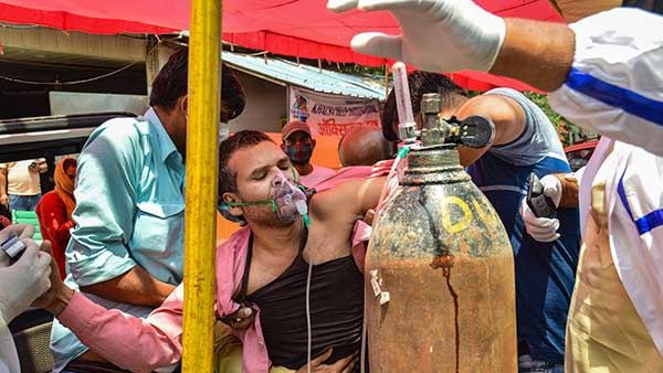 மனிதநேயம்..தக்க நேரத்தில் நோயாளிகளுக்கு ஆக்சிஜன்.. பேருதவி செய்யும் குருத்துவார்.. குவியும் பாராட்டு