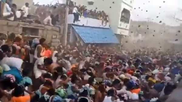 கோவில் திருவிழா: மாஸ்க், சமூக இடைவெளியை மறந்து.. சாணியால் ஒருவரையொருவர் அடித்துக்கொண்ட மக்கள்!