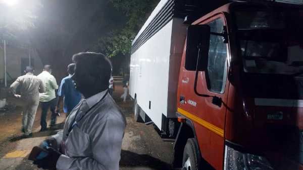 இ.வி.எம் மெஷின் அறை.. வேகமாக அருகில் வந்த லாரி.. திரண்ட கட்சியினர்.. பரபரப்பான லயோலா கல்லூரி!