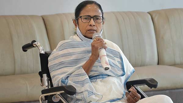 கை கூப்பி கேட்கிறேன்... 3 கட்ட தேர்தல்களை ஒரே நாளில் நடத்துங்கள் - மமதா மீண்டும் கோரிக்கை